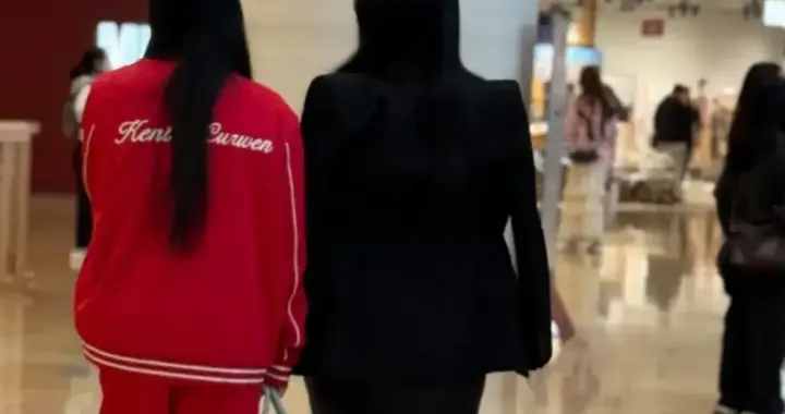 李湘与王诗龄香港逛街被偶遇，外套披在身上，引网友吐槽：衣品差