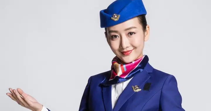 王鸥空姐装生图，超薄丝袜气质高雅！