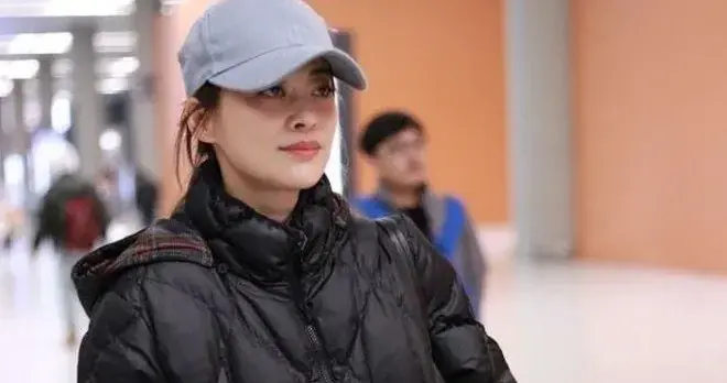 梅婷瘦身后越来越时髦！菱格羽绒服+打底裤+棒球帽，减龄又高级