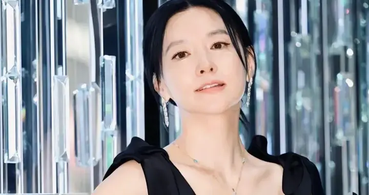 54岁李英爱科技美后大回春！一袭黑色吊带裙+低盘发，高级又大气