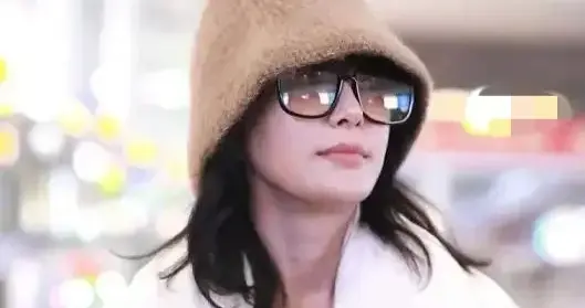 秦岚的气质真是出挑！穿白色羽绒服+牛仔裤，简约又高级！