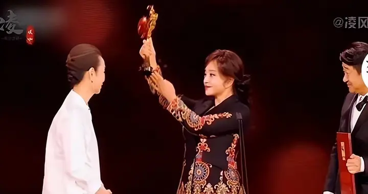 刘晓庆举杯不放，奚美娟不动声色，现场却吵翻了天