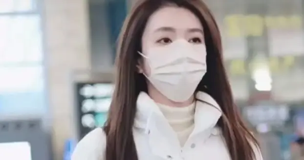 李云霄穿长款白色羽绒服漂亮又优雅