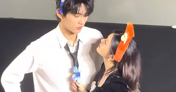 42岁陈妍希与23岁周柯宇甜蜜互动！摸头 拽领带好甜，看不出年龄差