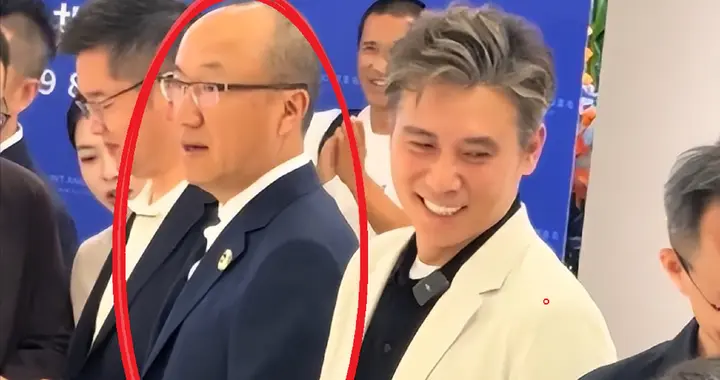 李乃文参加剪彩出洋相，公司老总当场变脸，被批50岁还在装可爱