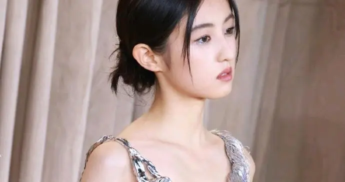 张子枫头那么大，身材却这么小，网友调侃妹妹难道发育不良？