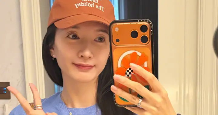 江疏影戴婚戒晒年夜饭！七菜一汤配茅台年味十足，穿蓝色毛衣好白