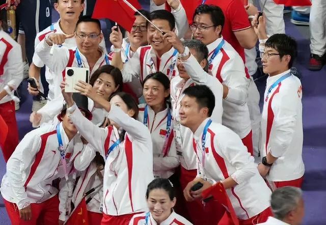 闭幕式两个大惊喜！孙颖莎和巴赫站在一起，汤姆克鲁斯被“强吻”