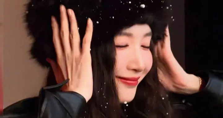 江疏影分享最新美照，黑皮衣配黑毛帽，美得好高级