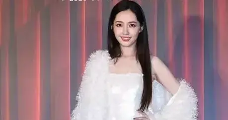 郭碧婷最新亮相！颜值回春仙气飘飘，父亲病情好转，向太给很多钱