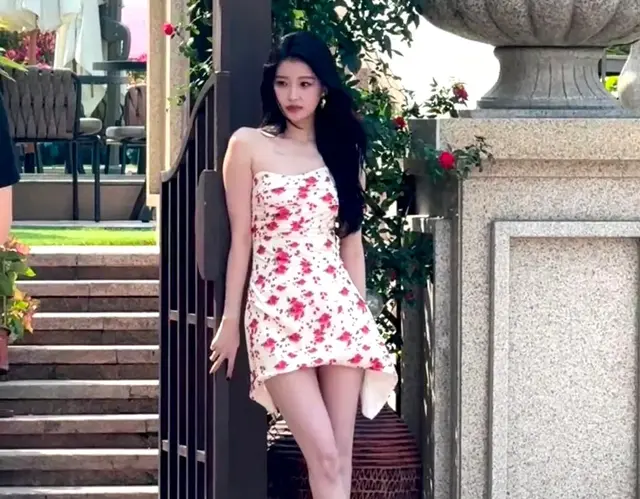 32岁的孙怡路人镜头下，穿碎花小短裙，长大腿太吸睛！