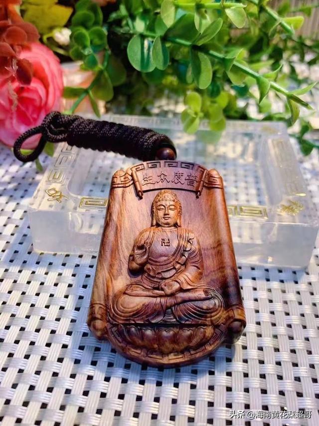 海南黄花梨|新手入门海南黄花梨，选择手串还是小把件比较适合？