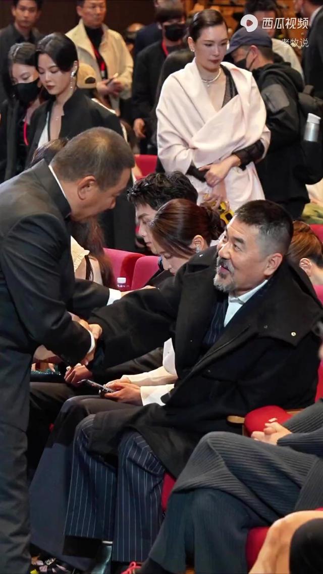 陈建斌坐着和丁勇岱握手被骂上热搜！台湾影帝曾爆料：他见我没话