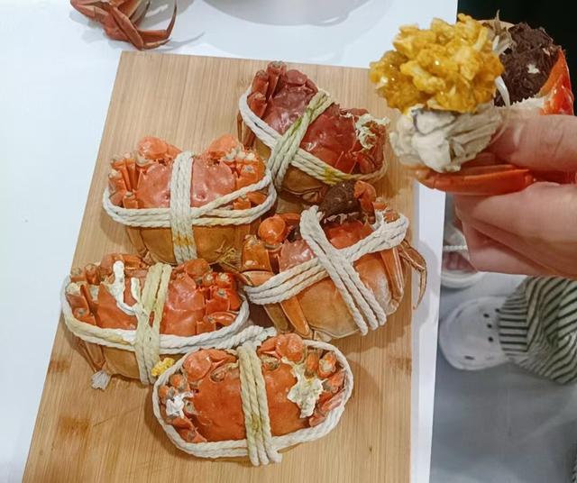 蒸螃蟹，直接上锅是大忌，难怪掉腿流黄，掌握两大技巧，鲜得很