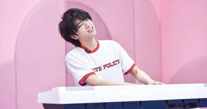 口无遮拦！华晨宇言论事件仅1天，周深被牵连，娱乐圈舆论起风波