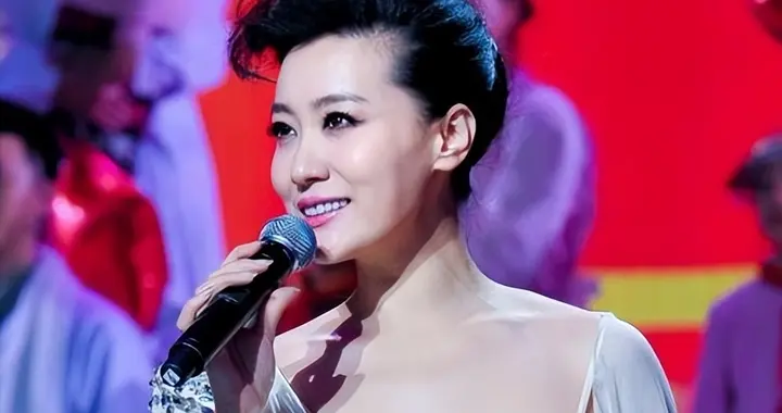 她是著名歌唱家，12次上春晚，嫁院士丈夫生双胞胎，如今怎样了？