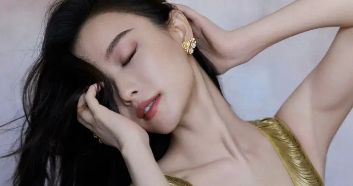 倪妮金色礼服大片美炸，冷艳与柔媚交织的氛围感女王