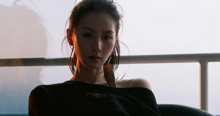 刘诗诗这全新大片简直绝了！一袭黑色抹胸长裙上身，直接优雅上线