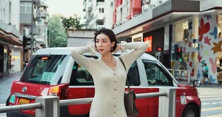 香港女星与视帝老公结婚12年，近况曝光生活写意，巨钻戒吸尽目光