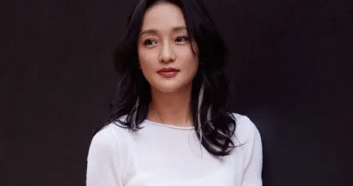 周迅烫了微卷发大变！穿白色针织衫+亮片半裙，高级又洋气！