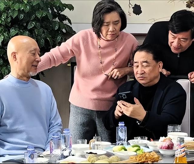 陈佩斯和姜昆、朱时茂聚餐，高档会所喝5块汽水，合影暴露了咖位