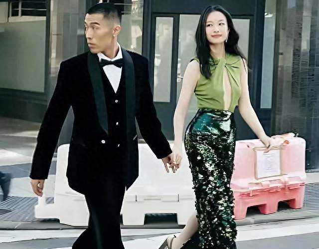 倪妮与男友逛街被偶遇！这对神仙颜值情侣也太会穿了，画面真美！