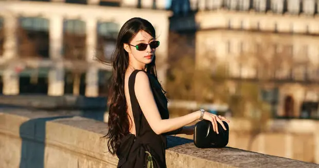 王楚然穿黑色立体花饰露背裙 在桥边漫步裙摆轻扬