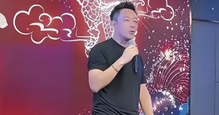 汪小菲出席公司年会！马筱梅不在脸上没笑容，还和兰姐赌气不说话