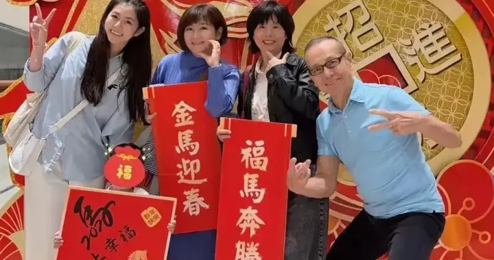 45岁任家萱胖到160斤，穿百褶裙腿部疤痕明显，2岁腰果身高超1米