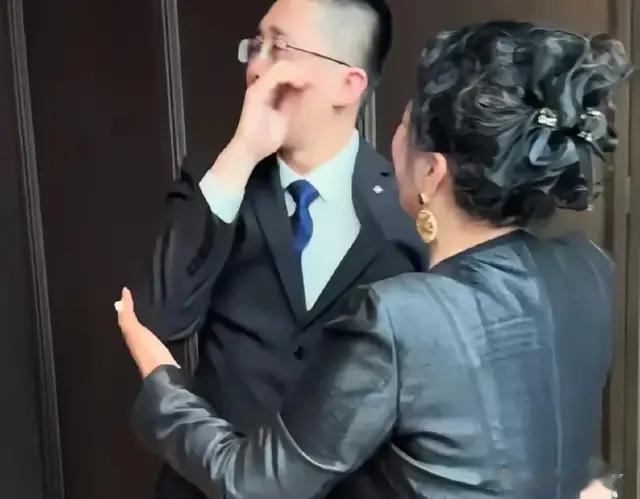 张兰的靠山不是汪小菲，不是儿媳妇，小井出现我却看哭了