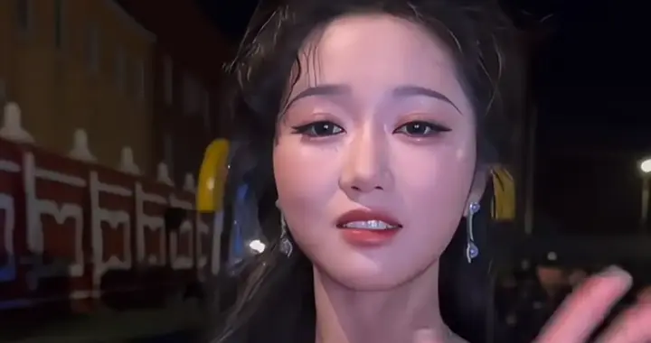 岳雨婷真人巨漂亮啊，脸又小又精致，身材又高又瘦，比短剧里还美