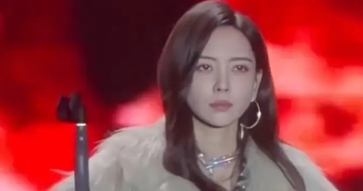 女歌手于文文舞台晕倒，演唱时痛苦蹲地，知情人：已被救护车拉走