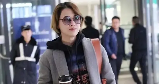 看了50岁梅婷的穿搭，我悟了：灰色不配亮色、白色，才更高级减龄