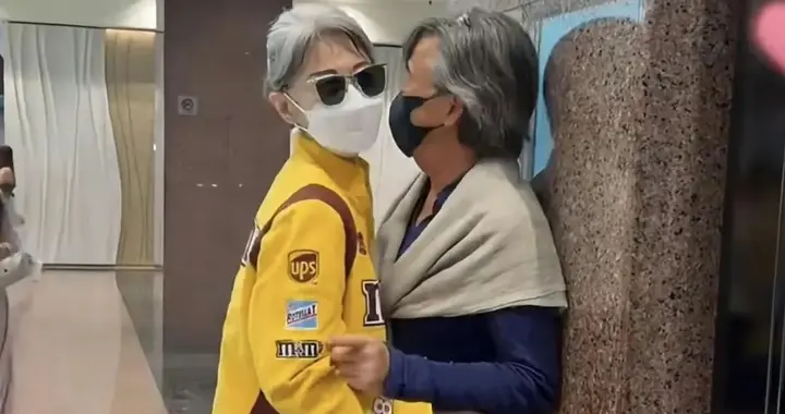 香港知名天后罕谈嫁天王原因，结婚29年宠成少女，街头搂抱太甜蜜