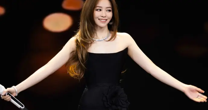 张靓颖鸿蒙新车代言美拍，黑色抹胸裙气质满满