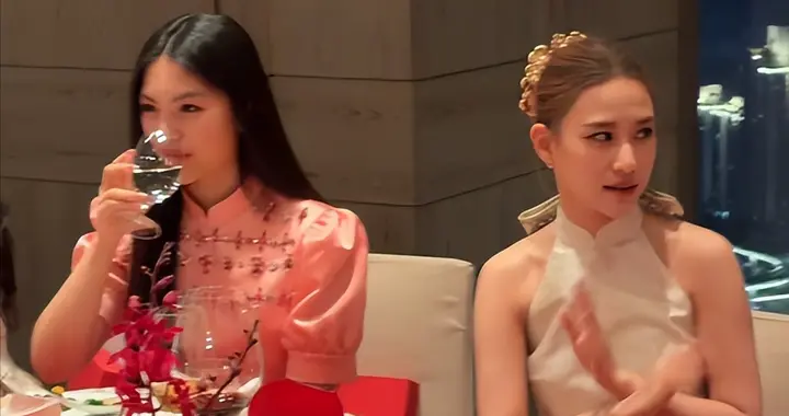 王诗龄何超莲同台现身，明明年纪最小，却被衬的又土又老