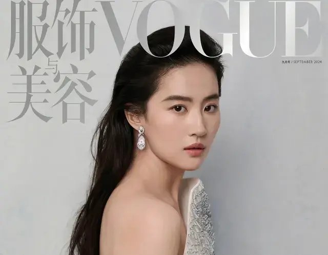 37岁刘亦菲首登VOGUE 金九封面，穿露背装怀抱大葱!表现力绝了!