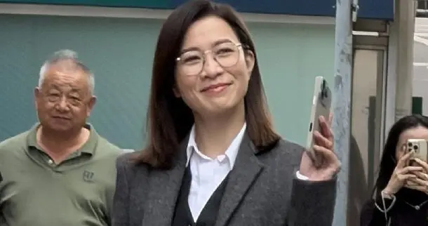 佘诗曼香港拍戏被偶遇，穿黑色西服戴着眼镜干练又气质，本人好美