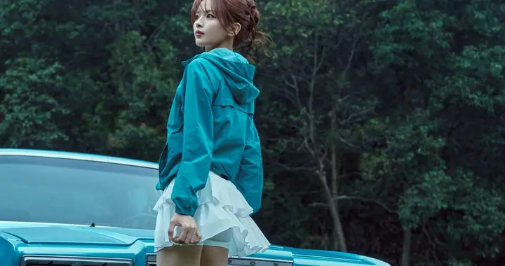 杨超越穿着超短裙好有活力，裙摆被风吹起活力满满