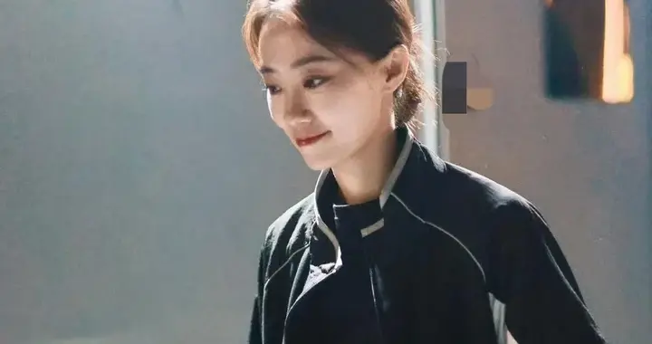 张小斐越来越会穿！夹克外套+牛仔裤，时髦又减龄！