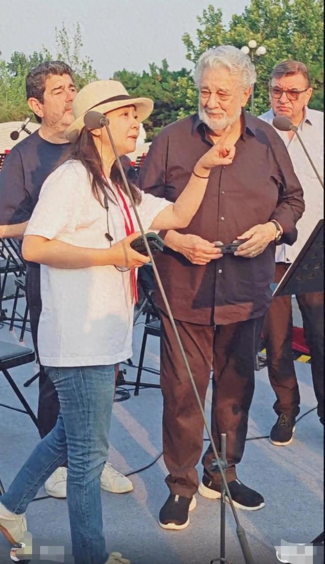 姜昆女儿姜珊大美女，46岁的她一直单身，从侧颜看特别像她爸爸！