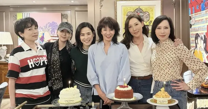 顾纪筠在豪宅为宣萱庆生，53岁吴美珩也在场，俩阔太搭肩一样优雅