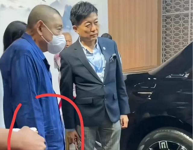 刘銮雄外出逛街买车，配备2名保镖显排面！嫌1000万红旗车太便宜