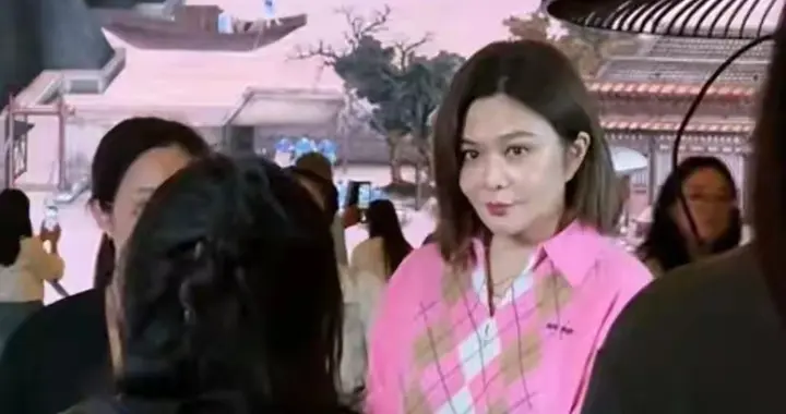 63岁关之琳南京现身，粉毛衣配丰腴体态，人间富贵气质藏不住