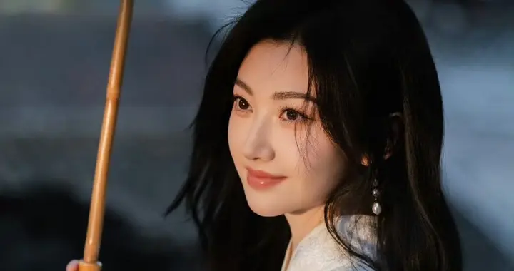 景甜白旗袍油纸伞，江南水乡演绎古典温婉美人