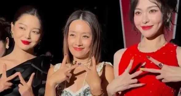 唐嫣 马伊琍 辛芷蕾W盛典重聚，繁花三美太养眼，唐嫣美得好突出