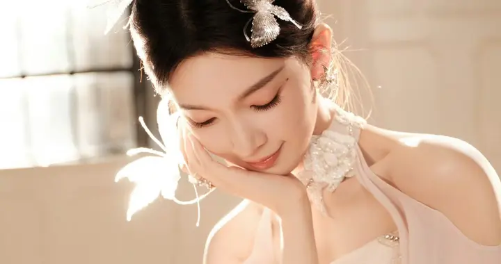 陈瑶水龙吟演唱会，浅粉纱裙柔光裹身，一颦一笑藏着朦胧美感！