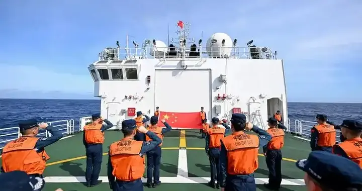 敢来台海玩火？日本军舰非法过海峡，中方严厉警告立即悬崖勒马