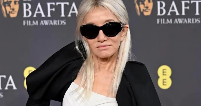 76岁华裔“婚纱女王”惊艳伦敦红毯，自曝不老秘诀：每天吃麦当劳