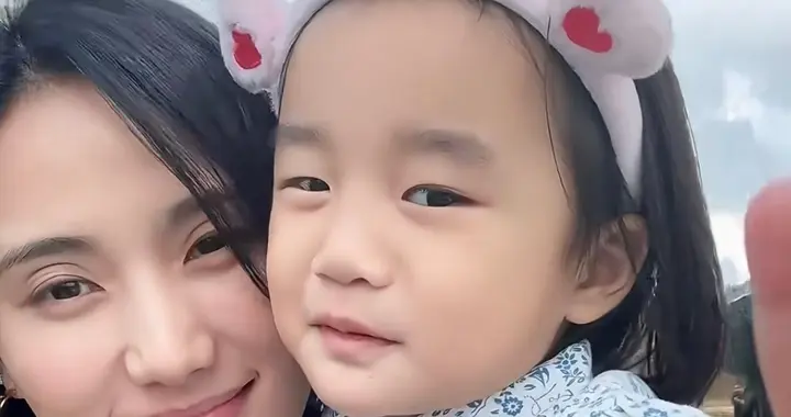 海哈金喜转发李亚鹏动态，为前夫点赞，3岁女儿出镜，网友劝复婚